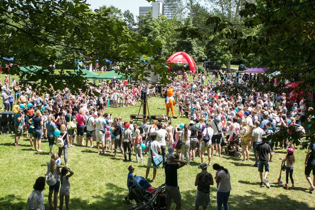 V parku Tivoli se je zbralo preko 20.000 obiskovalcev, park je pokal po šivih.