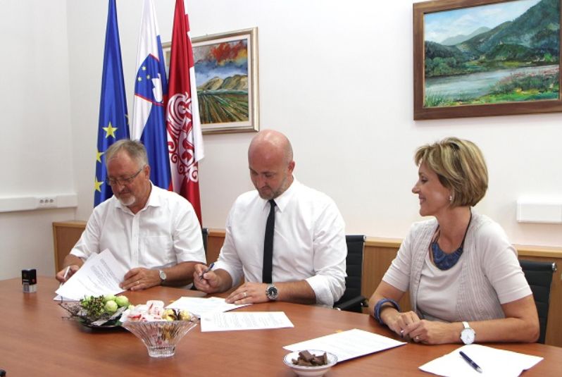 Podpisana pogodba za izvajanje šolskih prevozih