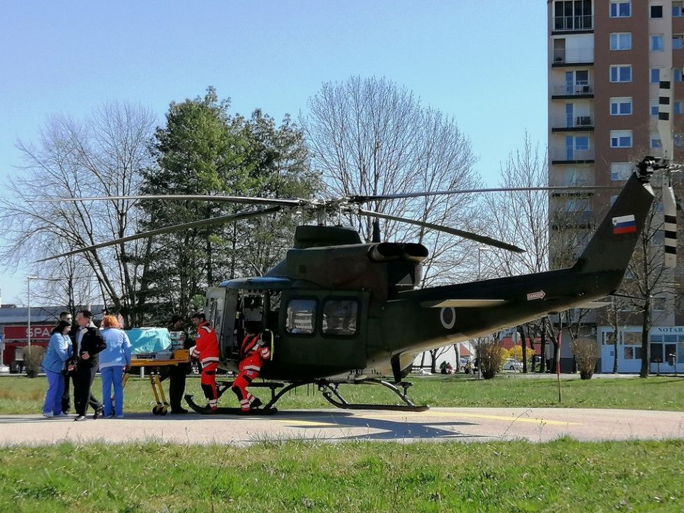 Prevoz otroka v inkubatorju z Bell 412 | Avtor Slovenska vojska