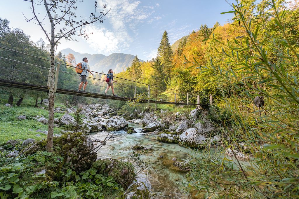 Pohodniška pot Alpe Adria vodi ob mladi in razigrani Soči (foto slovenia.info, Jošt Gantar)