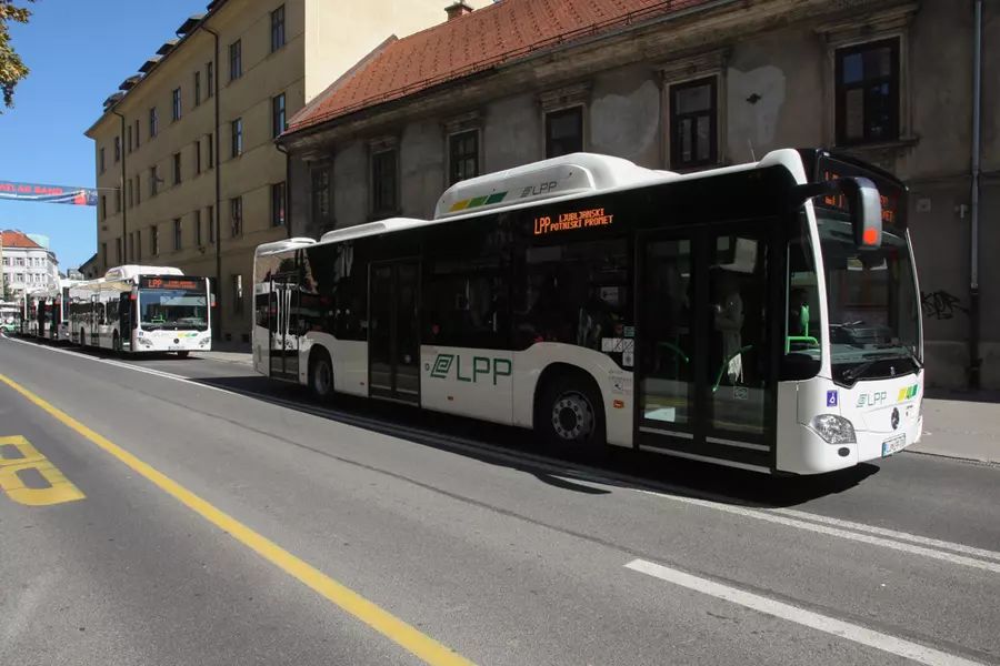 Novi avtobusi na Slovenski cesti. Foto: Nik Rovan