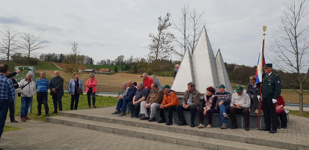 Spomenik boju v Krakovskem gozdu na AC počivališču Zaloke