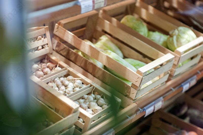 Ponudba sveže zelenjave v trgovini Zadruge Dobrina