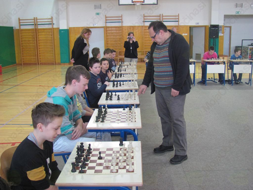 Učenci med šahovsko partijo z velemojstrom