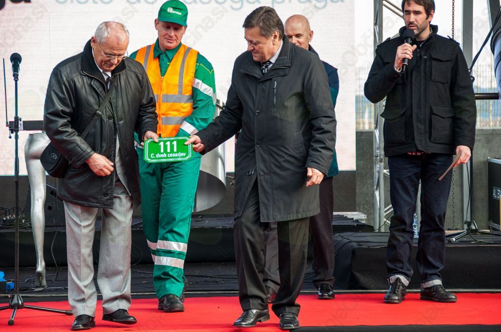 Predaja tablice s hišno številko. Foto