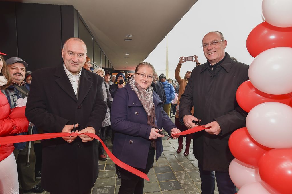 Na uradni otvoritvi so trak prerezali Franc Jerič, župan Občine Mengeš, Samo Gorjup, direktor maloprodaje družbe Mercator in Irena Barlič, poslovodkinja supermarketa Mercator Mengeš