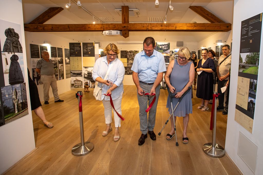 Direktorica Zavoda za varstvo kulturne dediščine Slovenije, OE Kranj, Irena Vesel, župan Občine Bled Anton Mežan in direktorica Zavoda za kulturo Bled mag. Lea Ferjan so slovesno odprli razstavo Jože Plečnik na Gorenjskem na Blejskem gradu. Foto: Mirko Kunšič