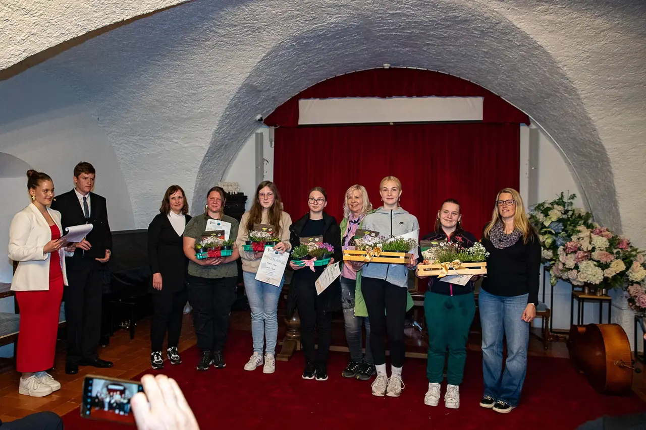 Nagrajenke z mentoricami. Foto: Mirko Kunšič