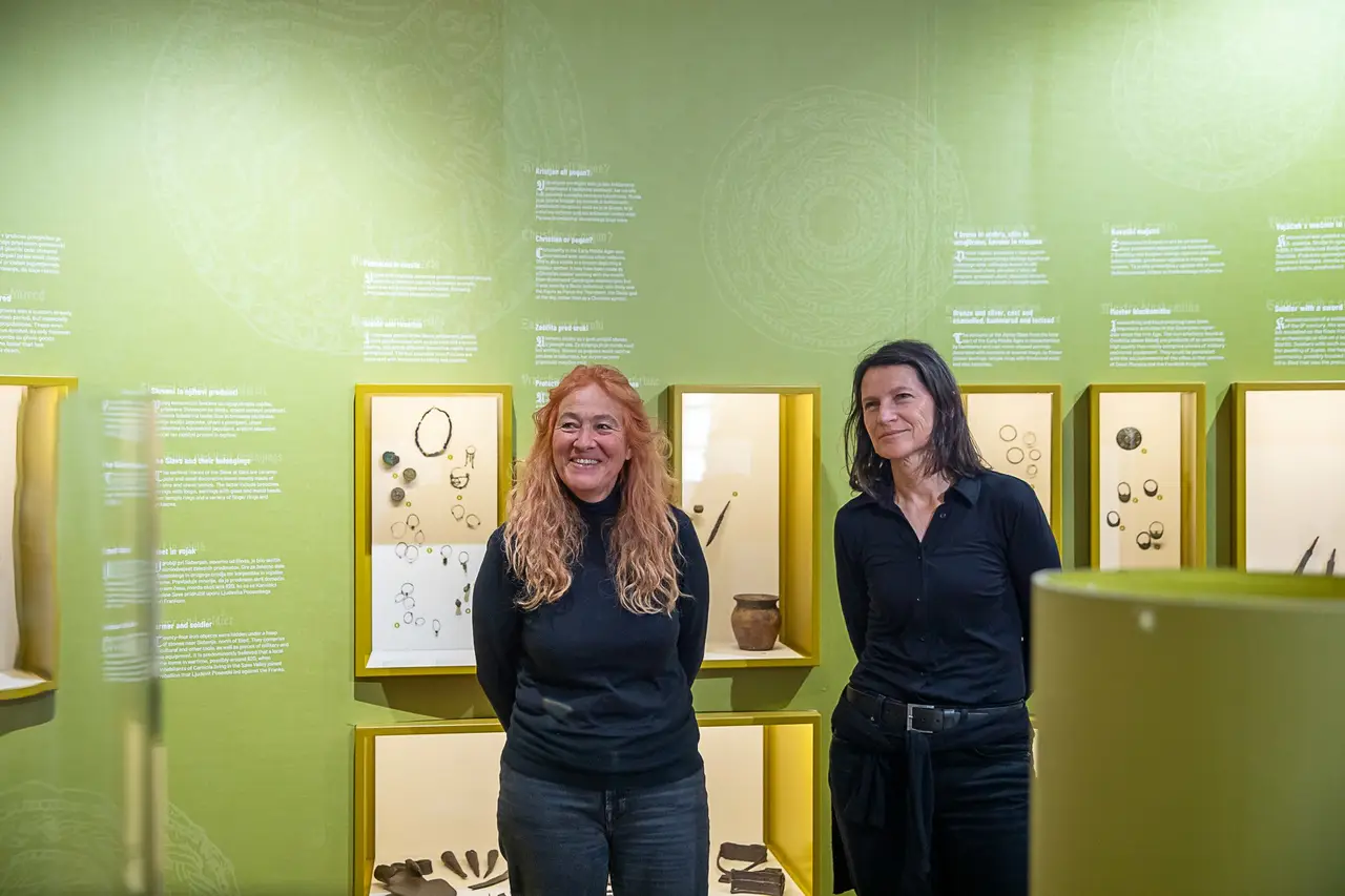 Arhitekturna zasnova razstave in grafično oblikovanje sta delo Ariane Furlan Prijon in Barbare Bogataj Kokalj. Foto: Mirko Kunšič