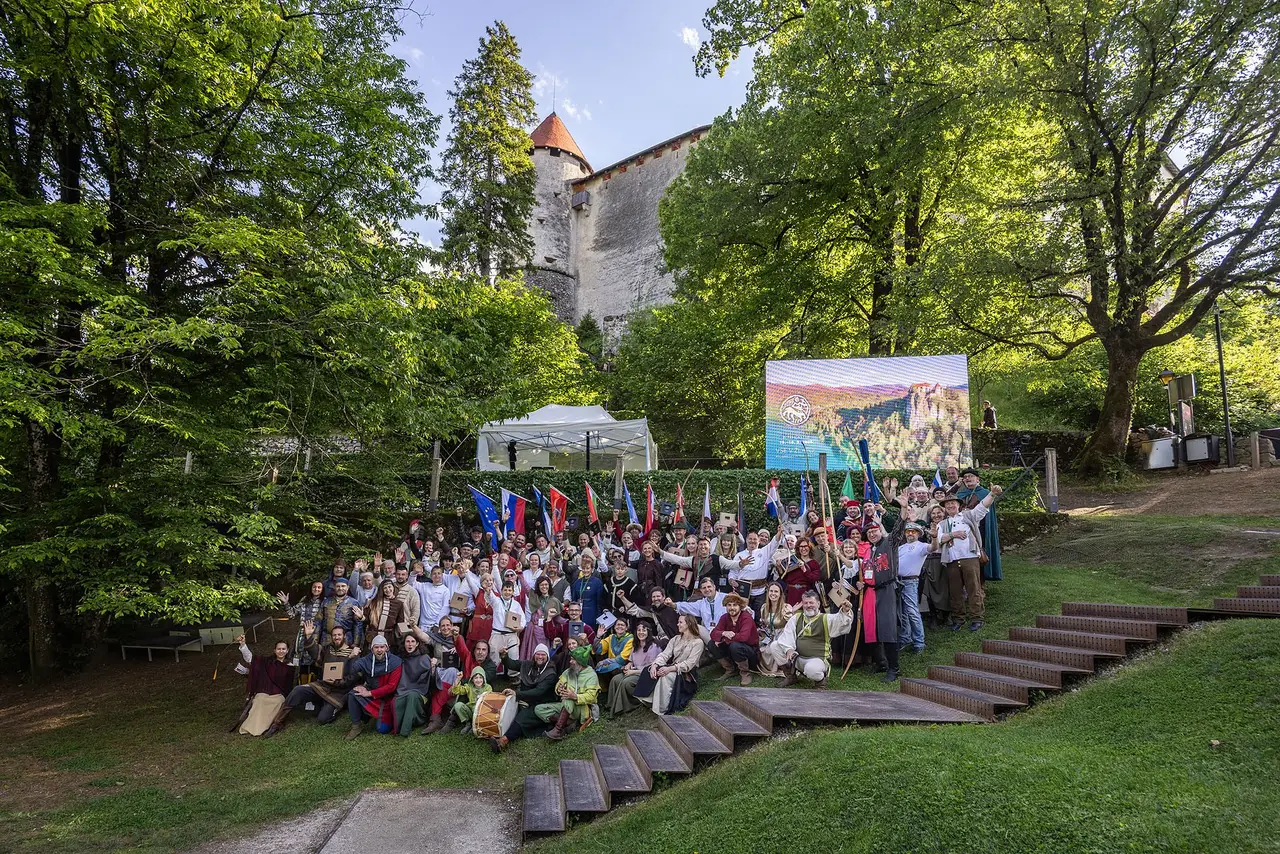 Udeleženci 2. mednarodnega lokostrelskega turnirja Historično lokostrelstvo na Blejskem gradu. Foto: Jošt Gantar