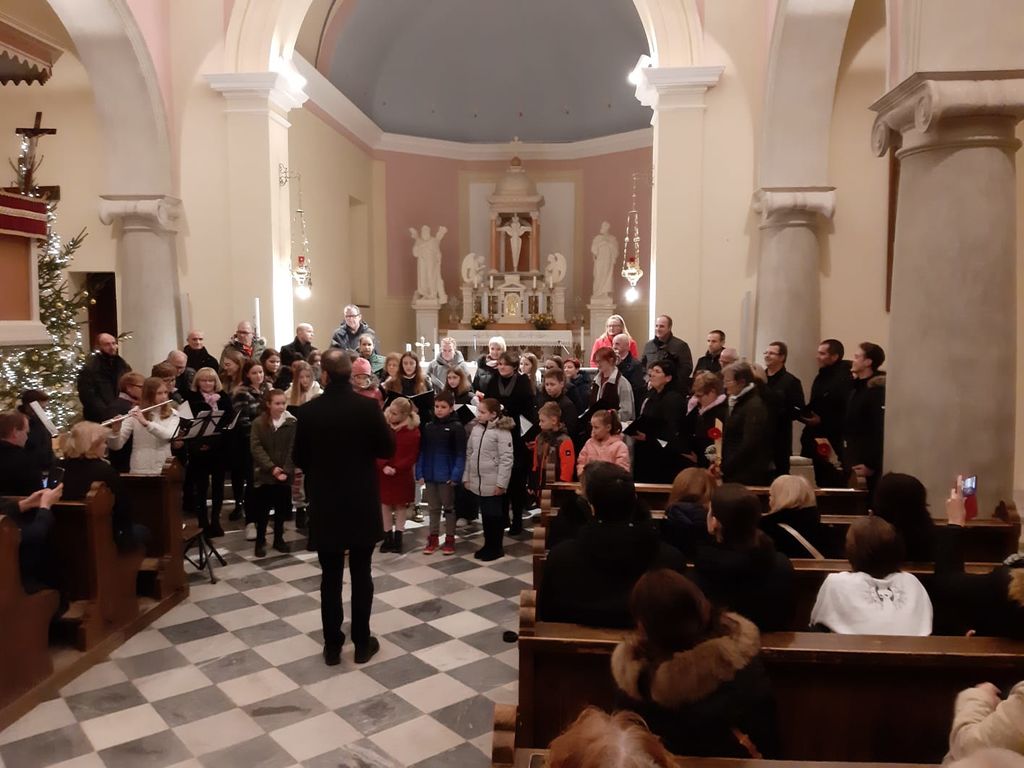 Božični koncert napolnil opajsko cerkev