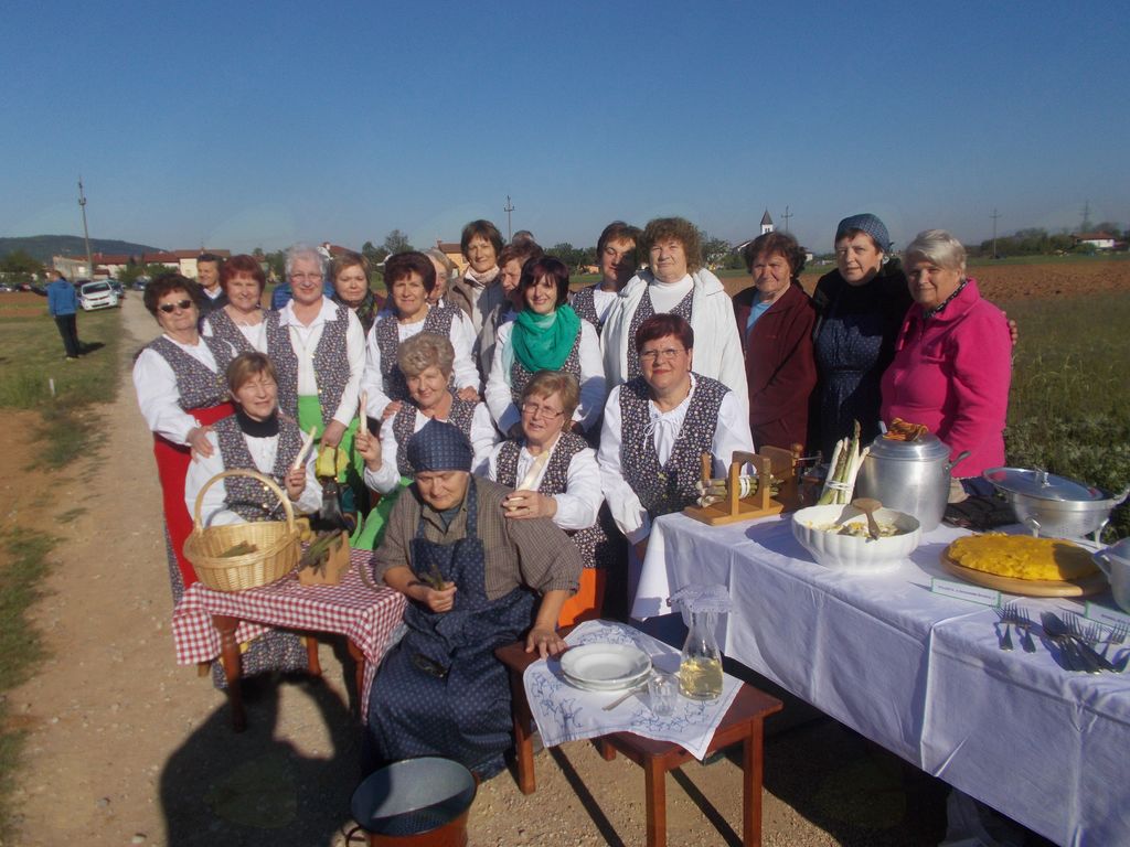 Članice društva žena, ki so sodelovale s kulinariko in peko