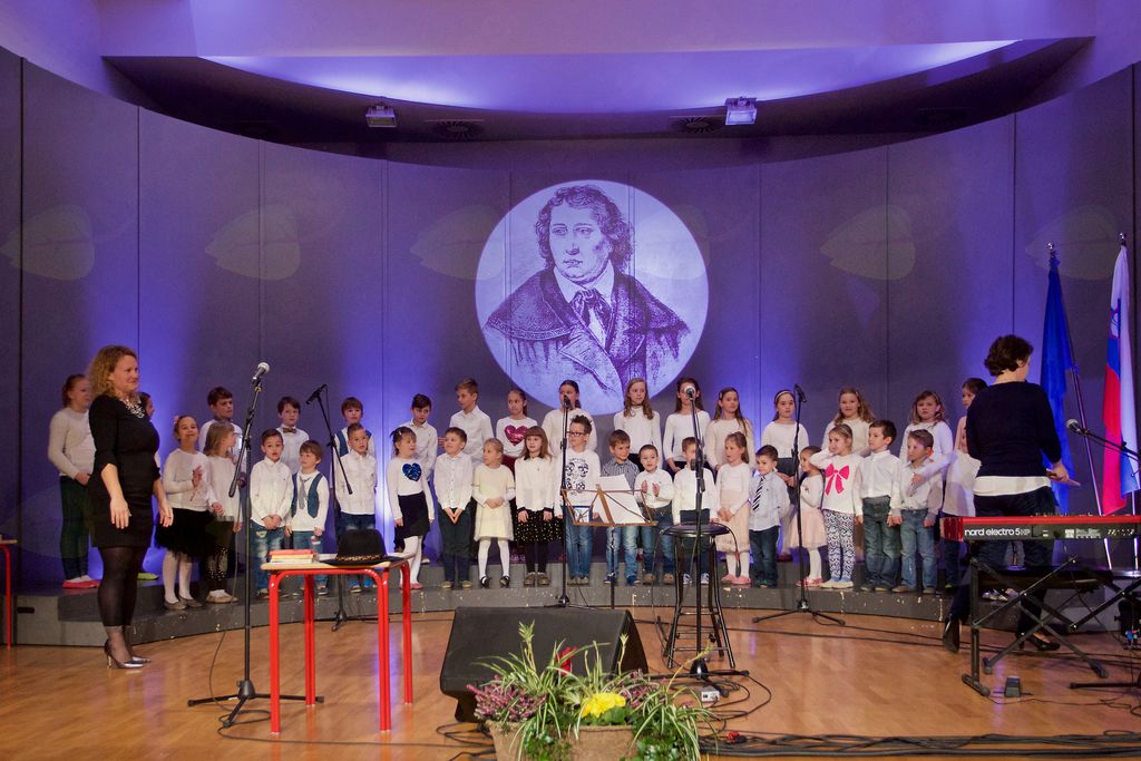 Otroški pevski zbor je zapel slovensko himno, 7. kitico Zdravljice, pesem dr. Franceta Prešerna. 
