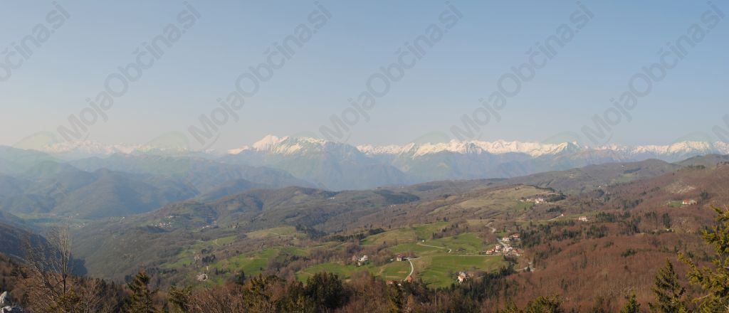 Pogled od Vrhavč do Avč z Vetrnika, marec 2014 (foto Adrijana Perkon)