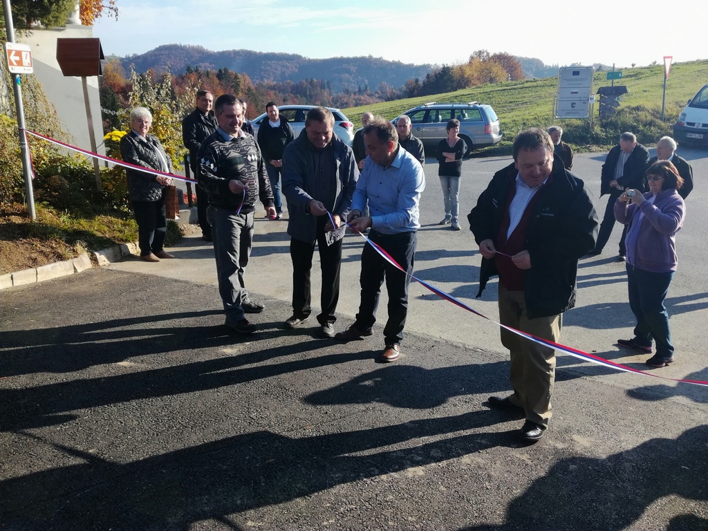 Cesta na odseku Babnik–Weissenbach–Mirnik (foto: Majda Kopinšek)