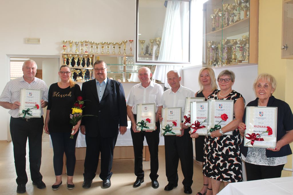 Dobitniki krajevnih priznanj (za odsotna  nagrajenca sta priznanji prevzela Egidij Čretnik in Magda Kajzba)