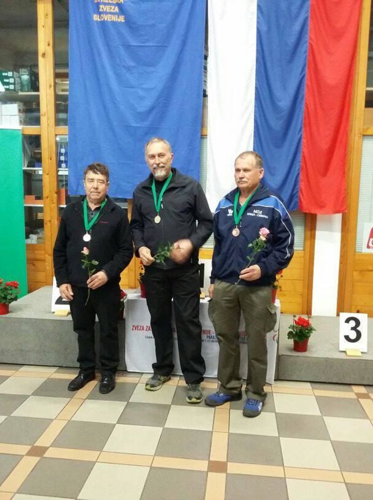 Prejemniki medalj v kategoriji NAC z zračno puško na 10 m z leve: Stanislav Mahne, Rajko Breščak in Vladimir Kržišnik