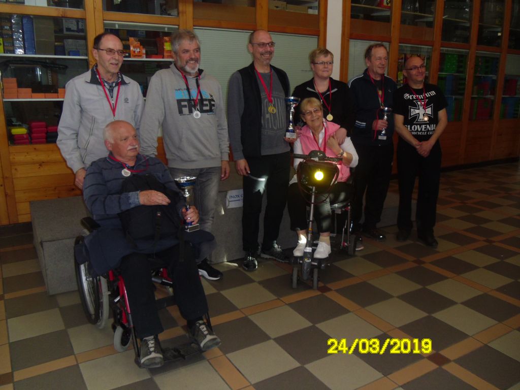 Prejemniki ekipnih pokalov in medalj v kategoriji invalidi/ke s serijsko zračno puško na 10 m z leve: SD SALONIT ANHOVO (zadaj Milan Ostrožnik, Henrik Kelher in spredaj Igor Juretič), MDI Šaleške doline in MDI občin Litija in Šmartno