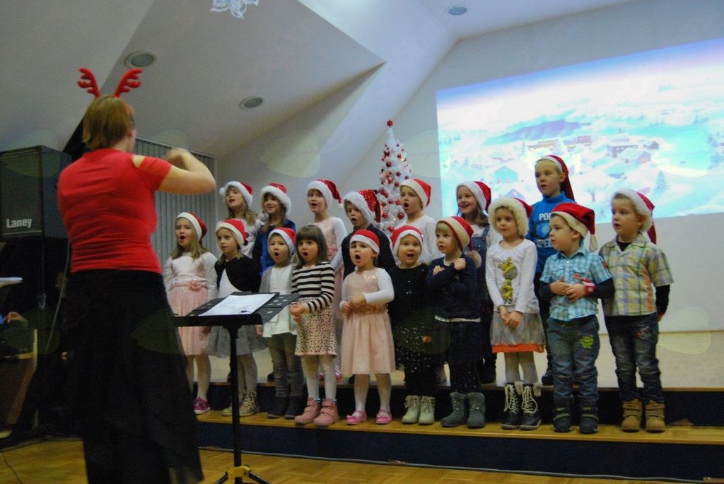 Otroški pevski zbor z zborovodkinjo