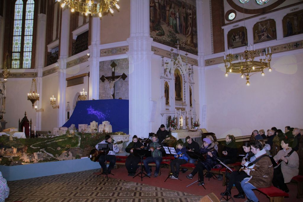 Šmarski Tamburaški orkester ob jaslicah v Šmarski cerkvi