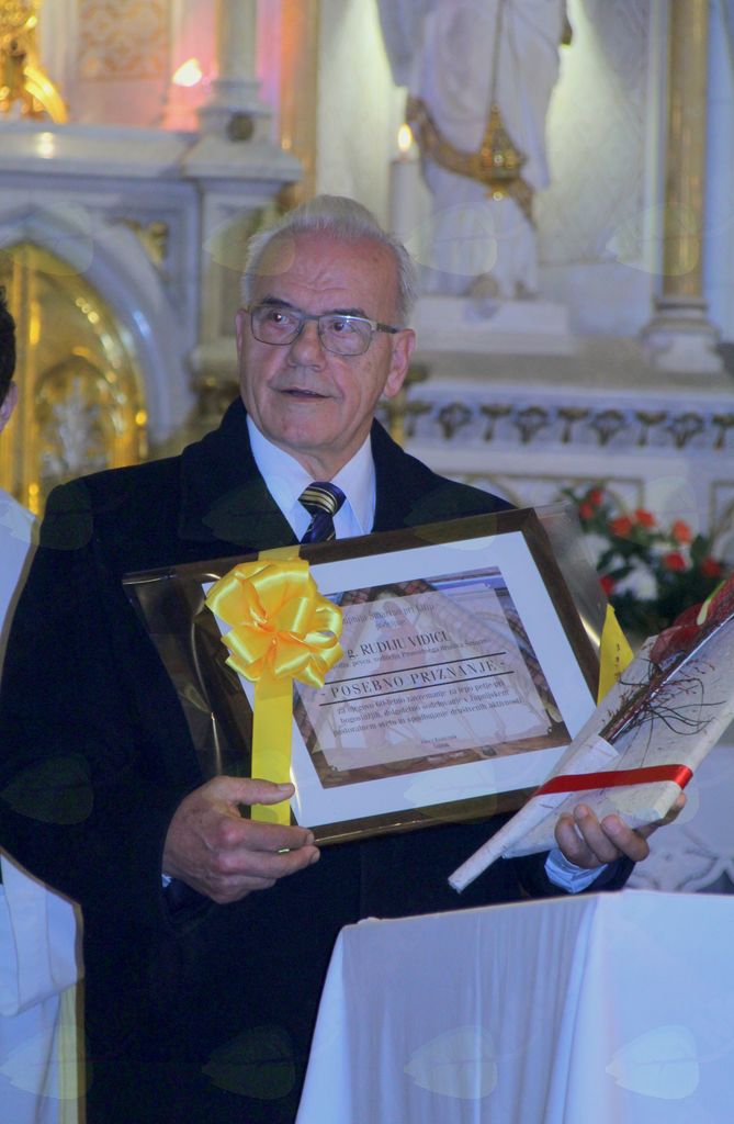 g. Rudi Vidic z župnijskim priznanjem za 60 letno delo na Šmarskem koru.