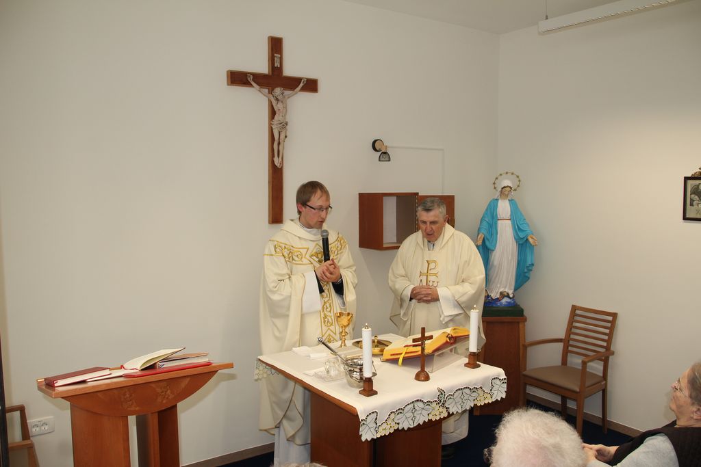 Ob Oltarni mizi: Marko Mohor Stegnar, župnik in Vinko Malovrh, duhovni pomočnik