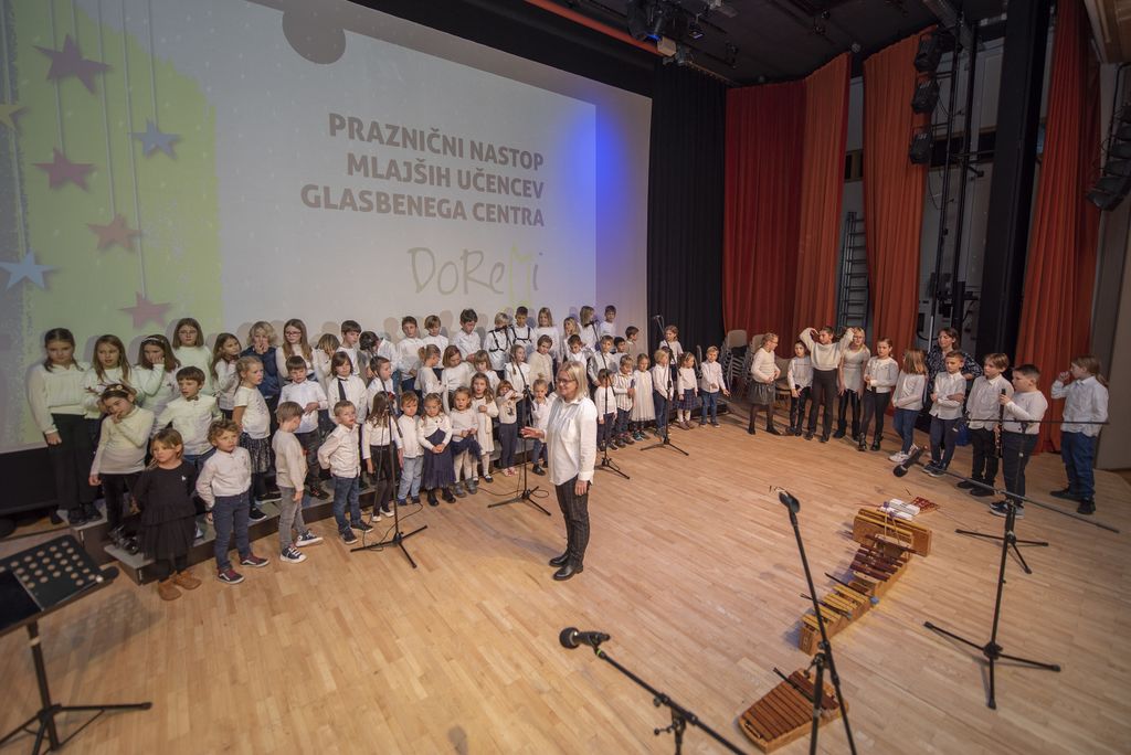 Najmlajši učenci na Prazničnem nastopu; Foto: Matjaž Resman, Fotkaj.me