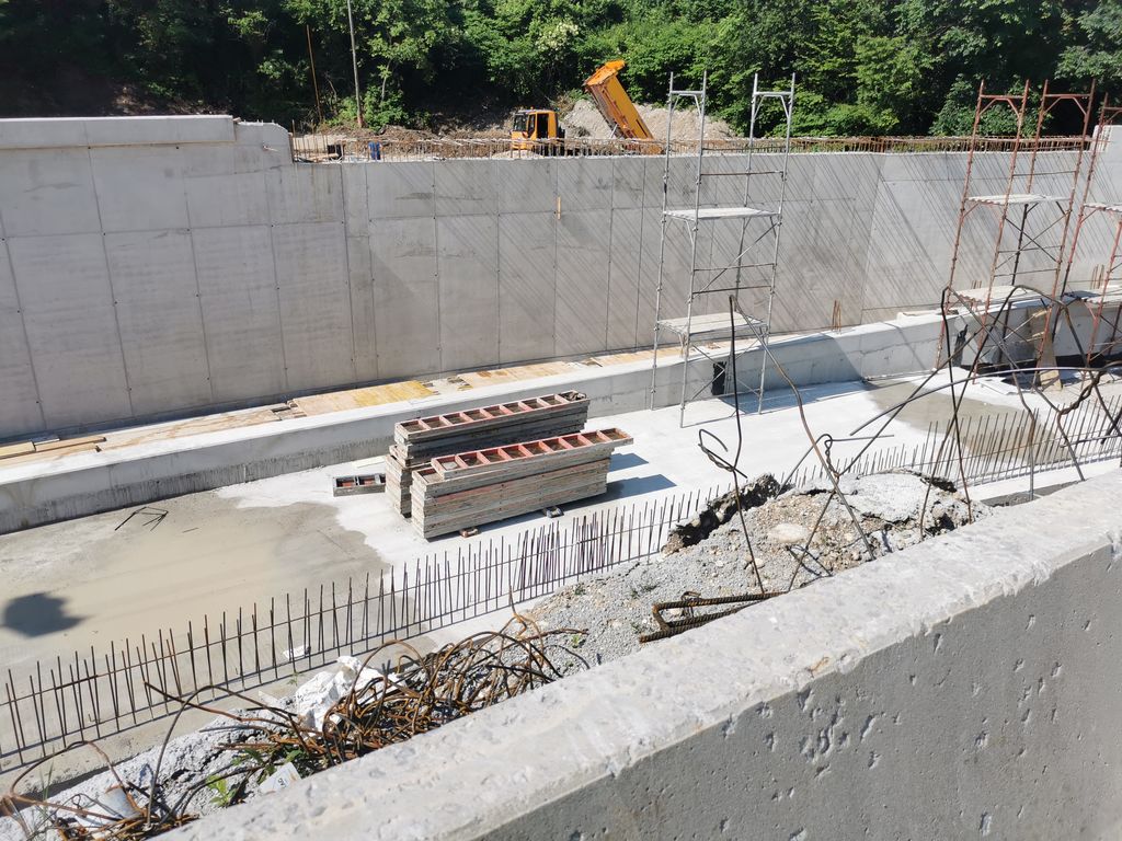 Gradnja JRC, betonsko dno na fotografiji je bodoča kolesarska steza pod krožiščem.
