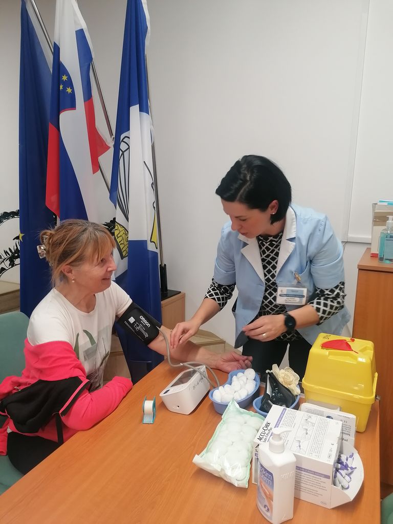 Neja Perič, vodja Centra za krepitev zdravja, je prisotnim izmerila raven sladkorja v krvi in krvni tlak.