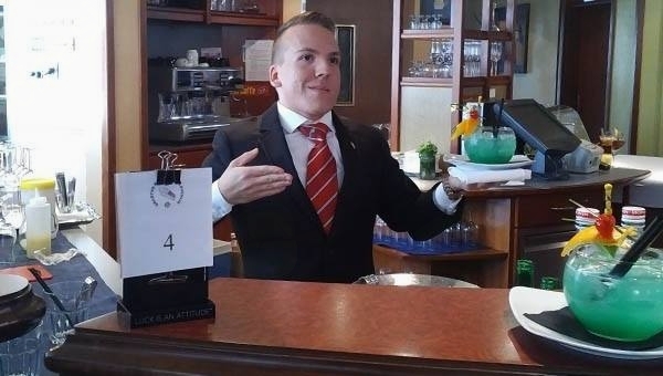 Barman Jožef Fartek in njegov zmagovalni koktajl &quot;Mister B&quot;
