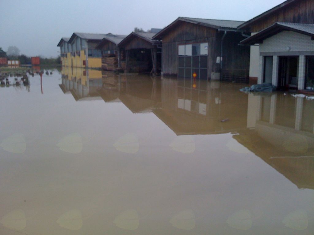 Zemljišče in objekti podjetja Hoja so pogosto pod vodo. Leta 2012 je voda ponekod segala celo 60 cm visoko.