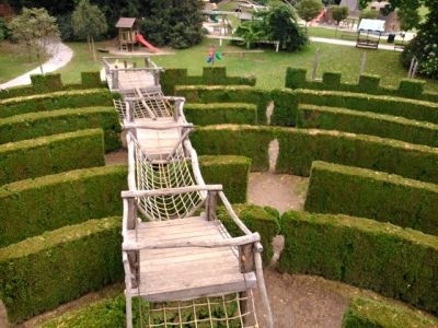 V otroškem igrišču lahko otroci razvijajo številne spretnosti in se srečajo z različnimi, v zadnjem času predvsem naravnimi materiali