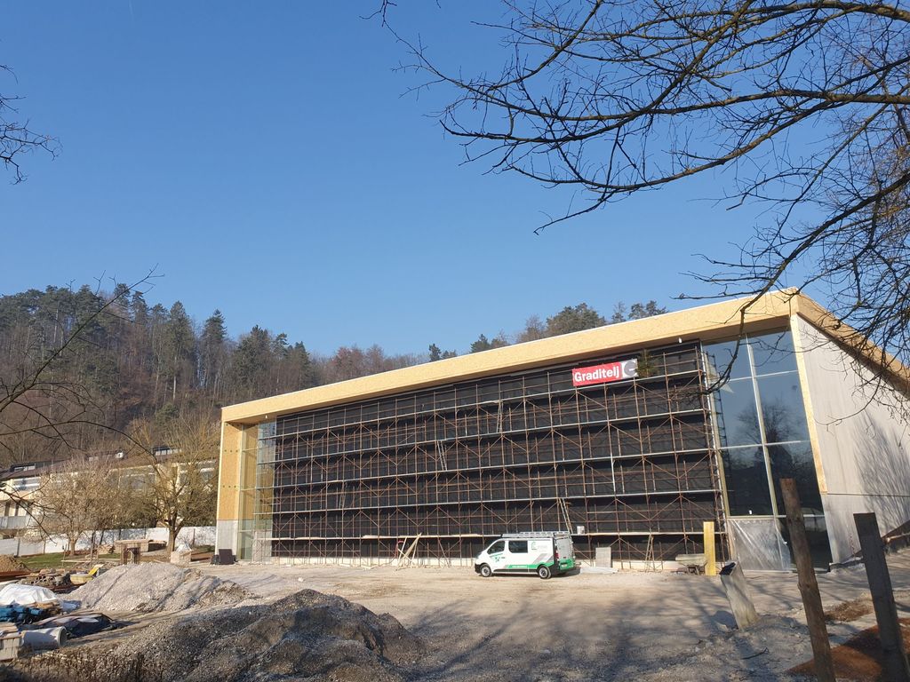 V letu 2019 se je začelo tudi z gradnjo Nizko energijske večnamenske športne dvorane Mengeš, ki predstavlja pomemben mejnik zagotavljanju možnosti za gibanje, tako osnovnošolcev kot drugih prebivalcev občine. 