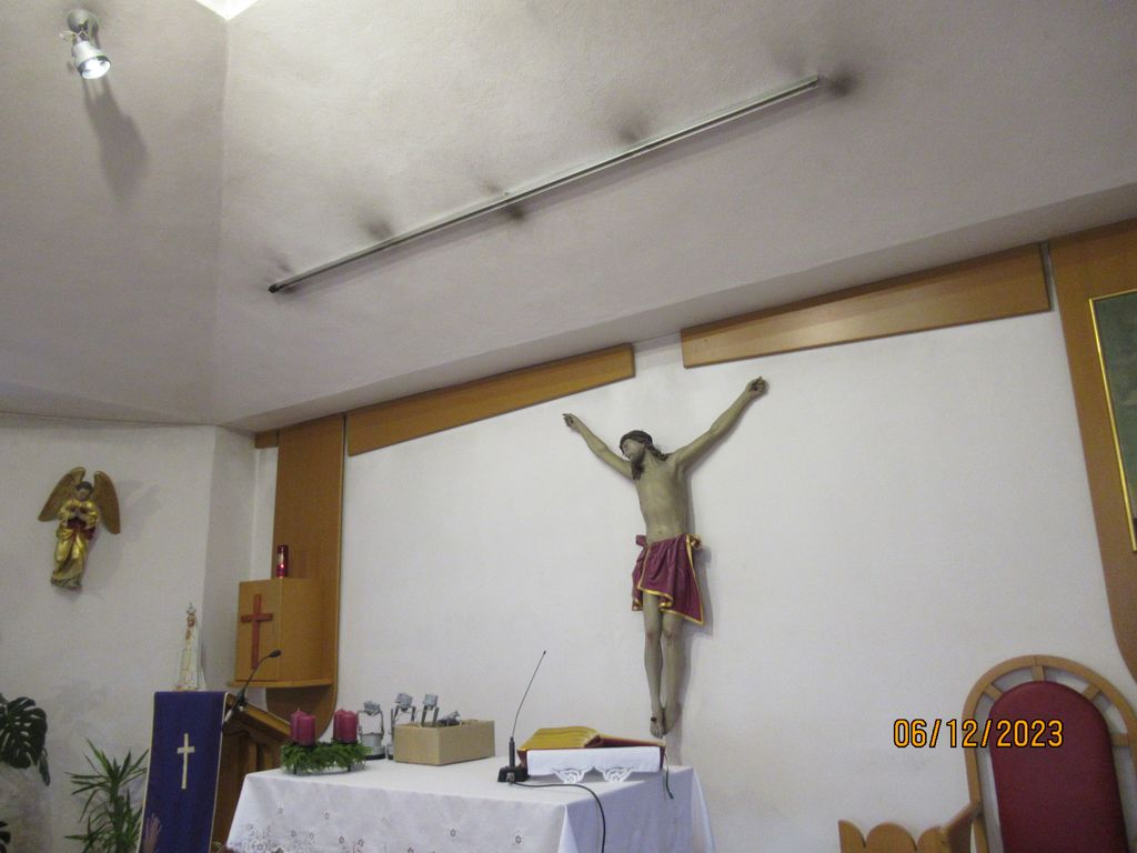 Demontirane svetilke nad oltarno mizo.