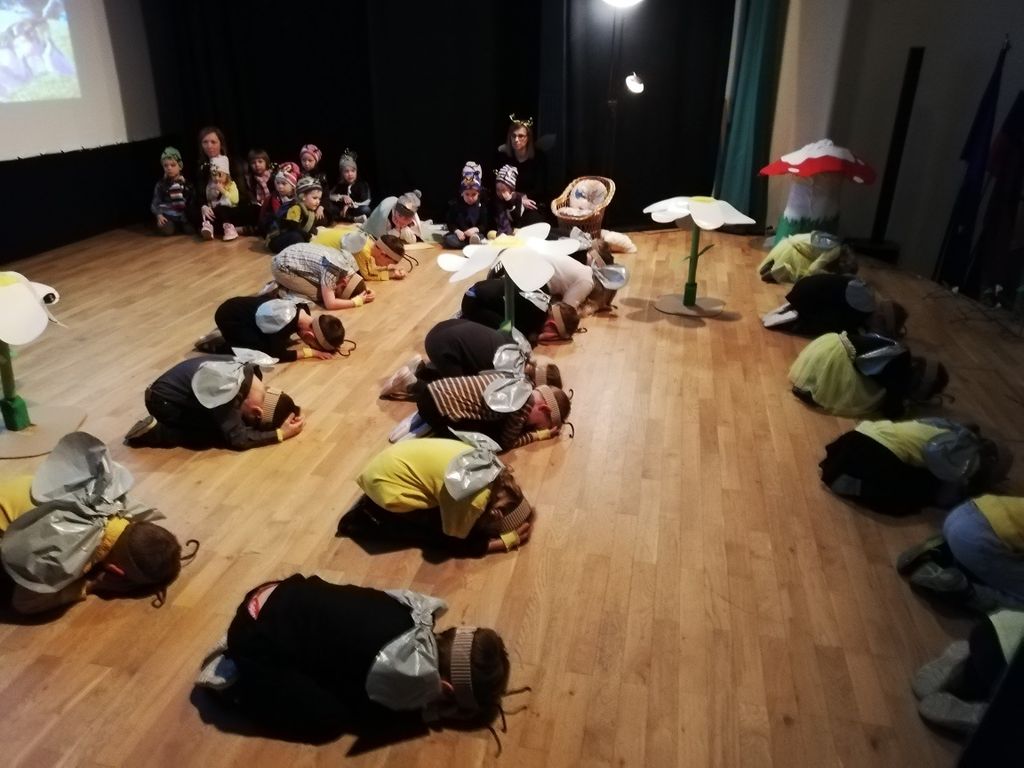 OTROCI VRTCA KRIŽEVCI SE PREDSTAVIJO STARŠEM, BABICAM IN DEDKOM