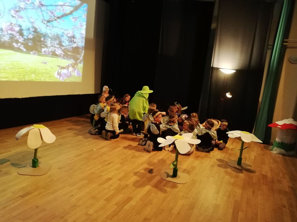 OTROCI VRTCA KRIŽEVCI SE PREDSTAVIJO STARŠEM, BABICAM IN DEDKOM