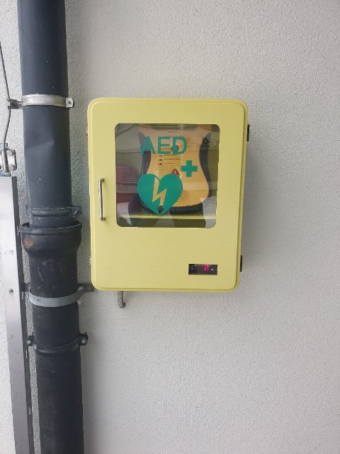 Ali veste, kje v občini Logatec so name&scaron;čeni avtomatski defibrilatorji - AED?In kaj sploh je AED?