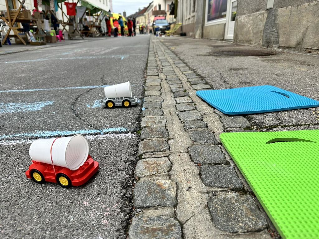 Na Dan brez avtomobila v Občini Logatec 2023 so Cankarjevo ulico zavzeli obiskovalci, ki so se dogodka udeležili na trajnosten način