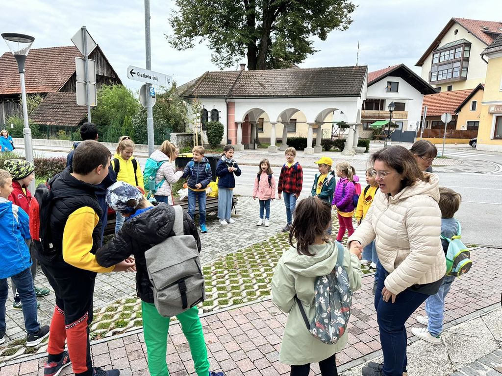 Na Dan brez avtomobila v Občini Logatec 2023 so Cankarjevo ulico zavzeli obiskovalci, ki so se dogodka udeležili na trajnosten način