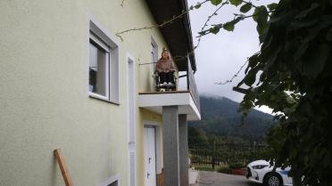 Foto: SHERPA za Novi tednik: Jerneja na balkonu svoje domače hiše.