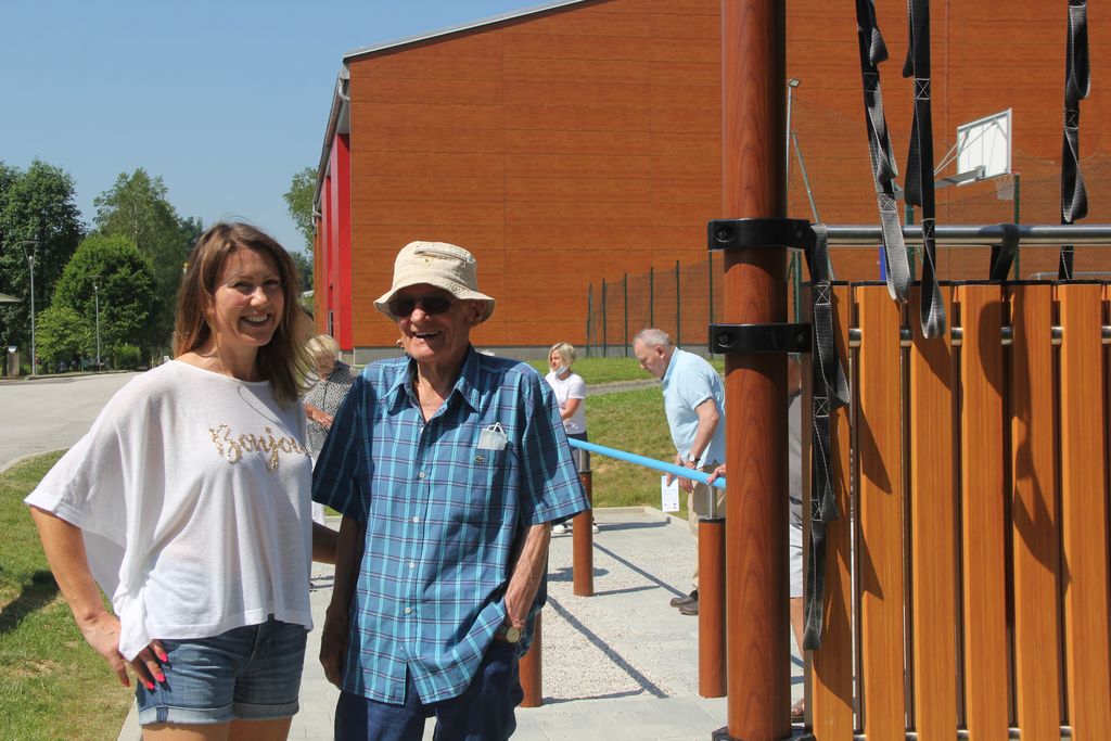 Pogovor in druženje sta del pomoči starostnikom, ki se je največkrat niti ne zavedamo (slika je simbolna)