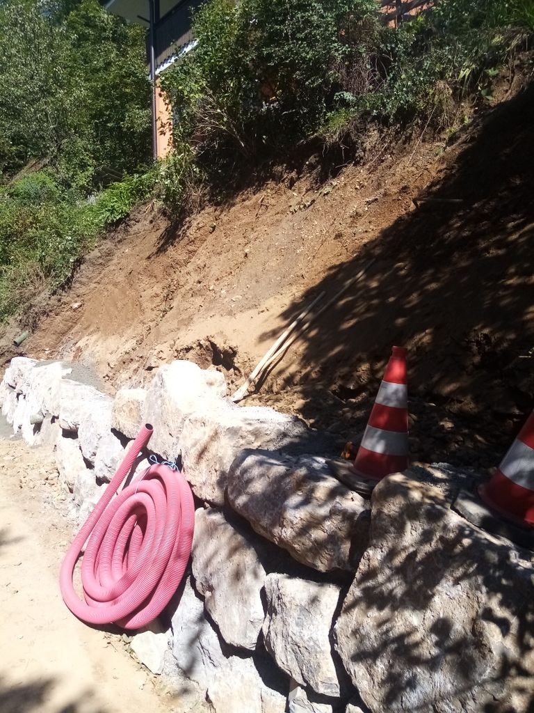 Plaz ogrozil stanovanjski objekt