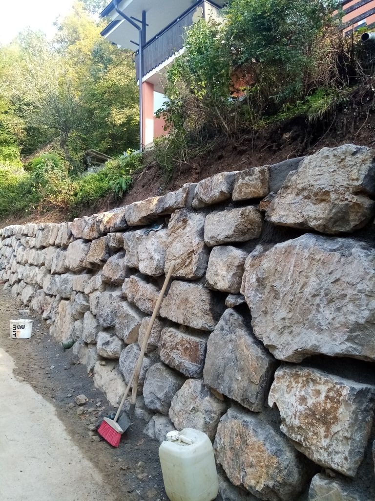 Teren nad cesto so utrdili s kamnito zložbo.