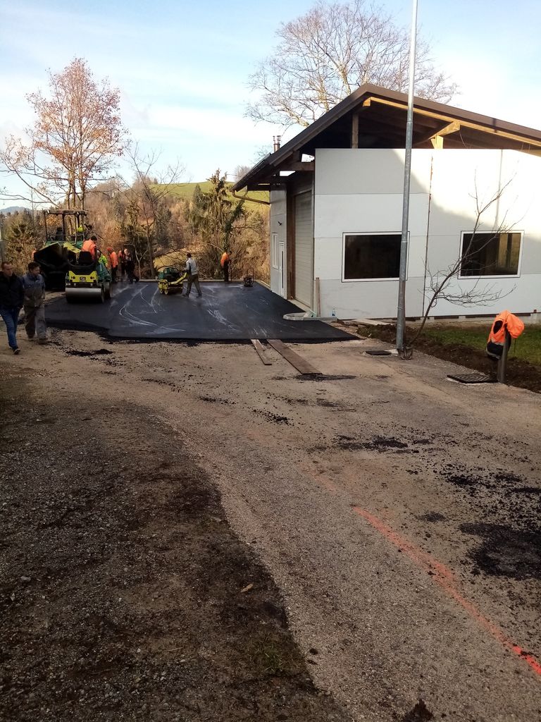 Nov asfalt pred Gasilskim domom na Koreni