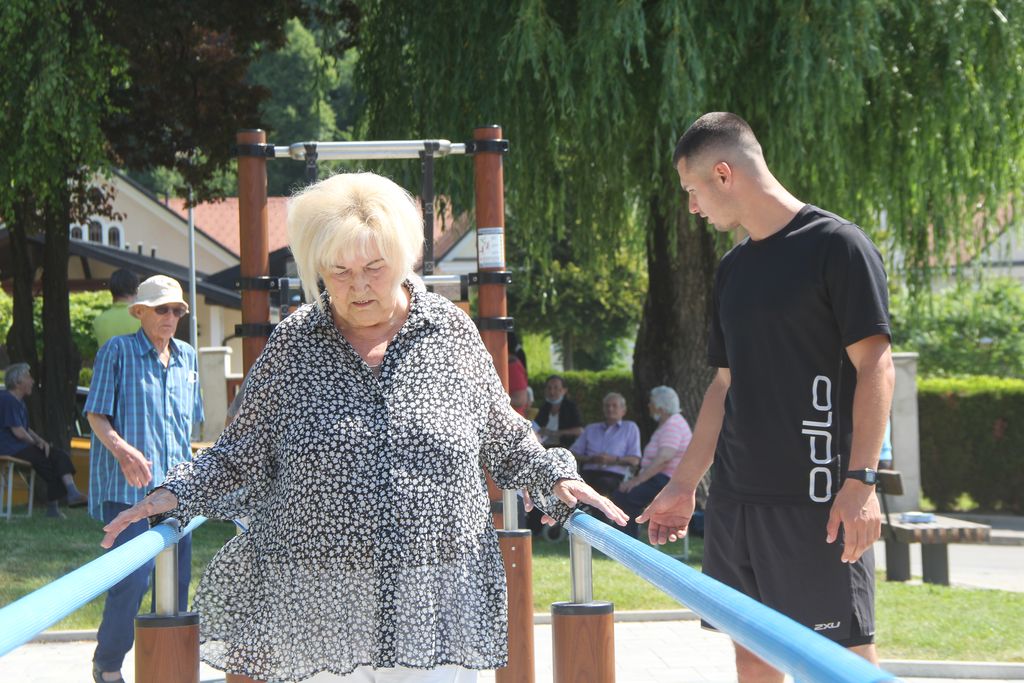 Pomoč na domu za starostnike v poznanem okolju