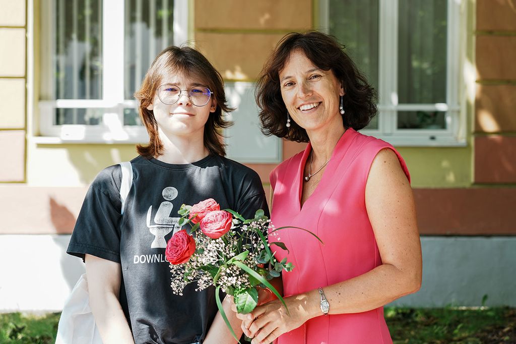 Maya Simona Franko, zlata maturantka na poklicni maturi 2023, in prof. slovenščine