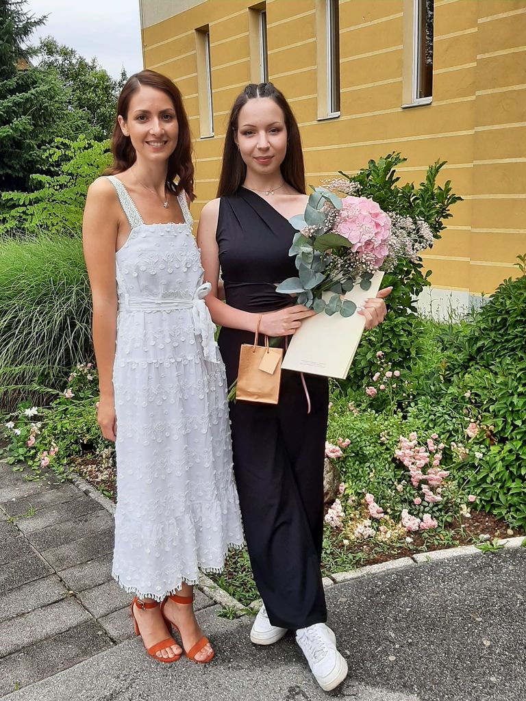 Teja Brezar, zlata maturantka, z razredničarko