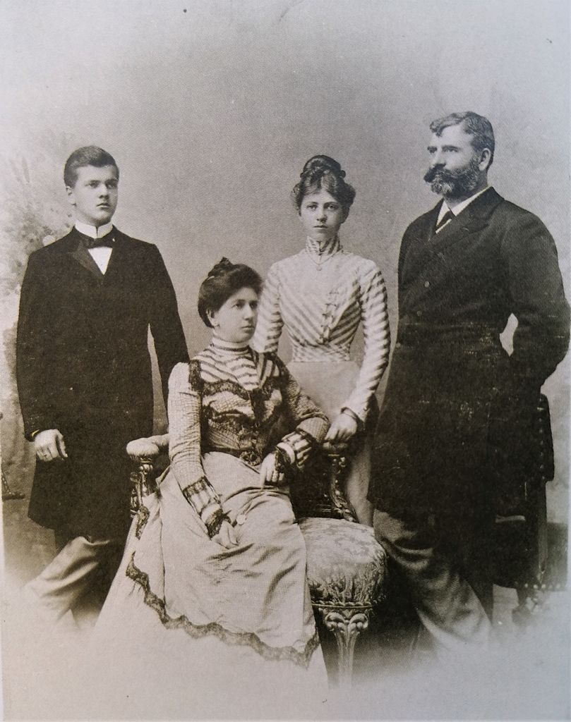 Fotografija družine Lenarčič (od leve: Milan, Ana, Zora in Josip; vir: Kreft, 120 let…, str. 22)
