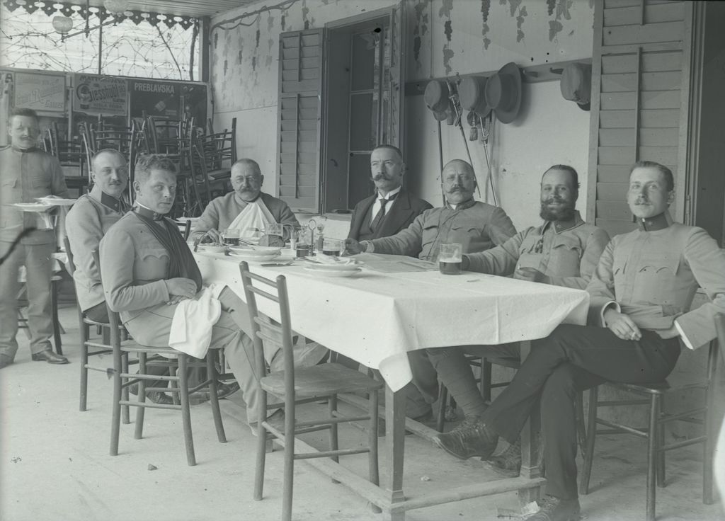 Fotografija skupine častnikov na verandi Mantove med 1. svetovno vojno (vir: dLib)
