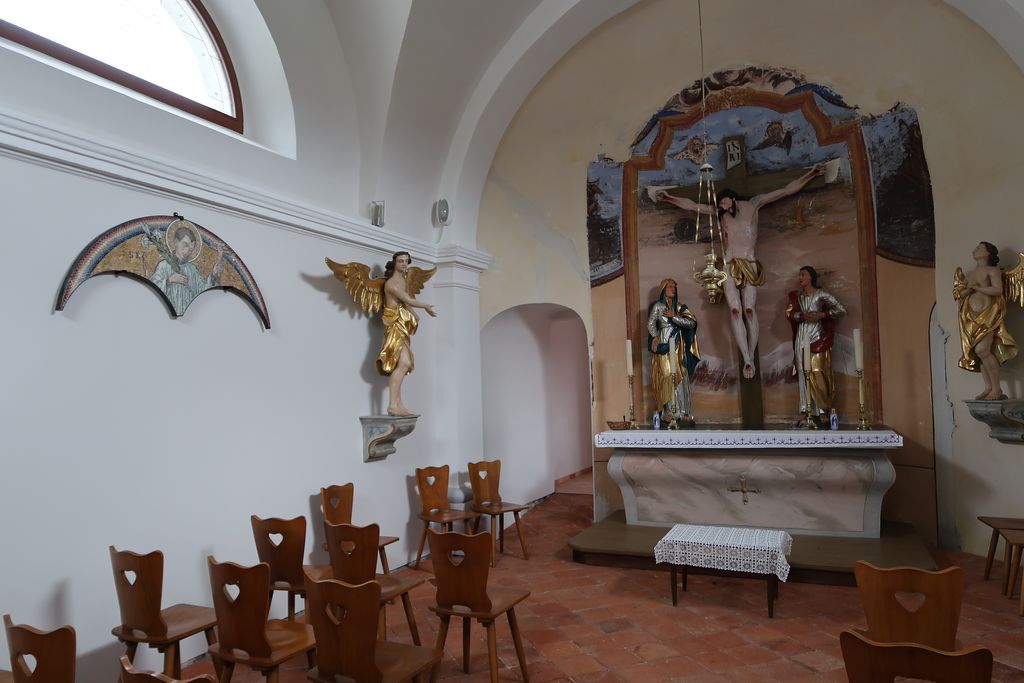 Pogled v notranjščino pokopališke kapele v Planini. Na severni steni je nameščen mozaik sv. Alojzija, ki ga je restavriral Anton Naglost leta 2021 (foto: Simona Kermavnar)